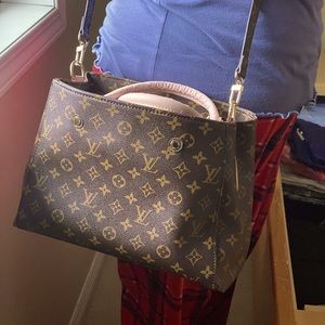 Gently used Louis Vuitton handbag 2 ways to hold it